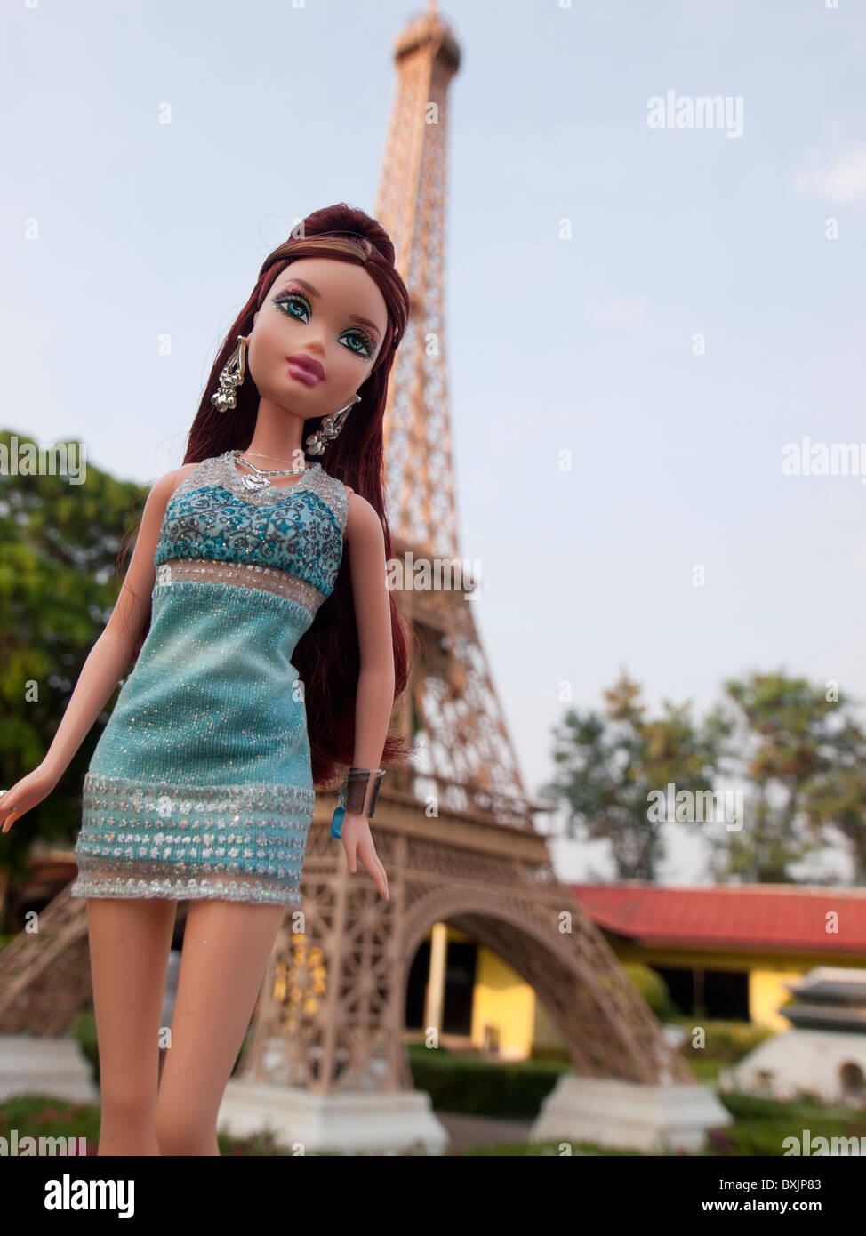 Muñeca Barbie de pie delante de la torre Eiffel en el mini Mini Siam  Pattaya Tailandia Fotografía de stock - Alamy