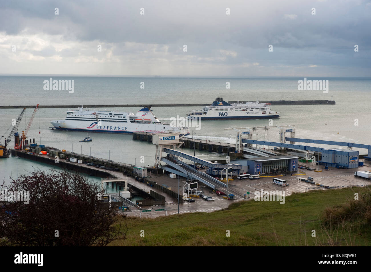 El puerto de ferry de Dover en el sudeste de Inglaterra Foto de stock