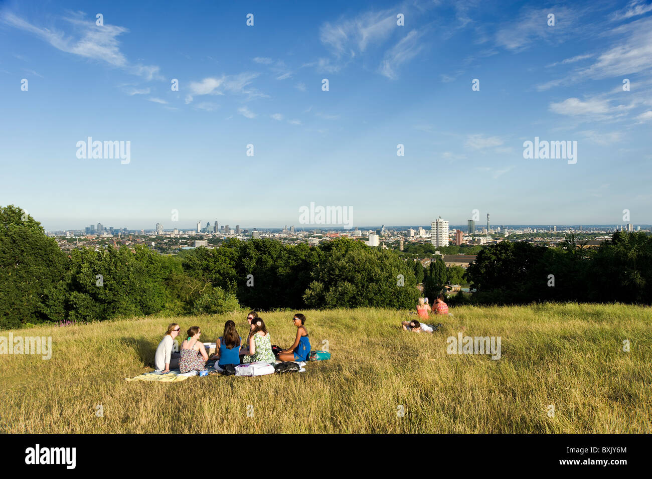Personas en la parte superior de Parliament Hill, Hampstead Heath, Londres, Inglaterra, Reino Unido. Foto de stock
