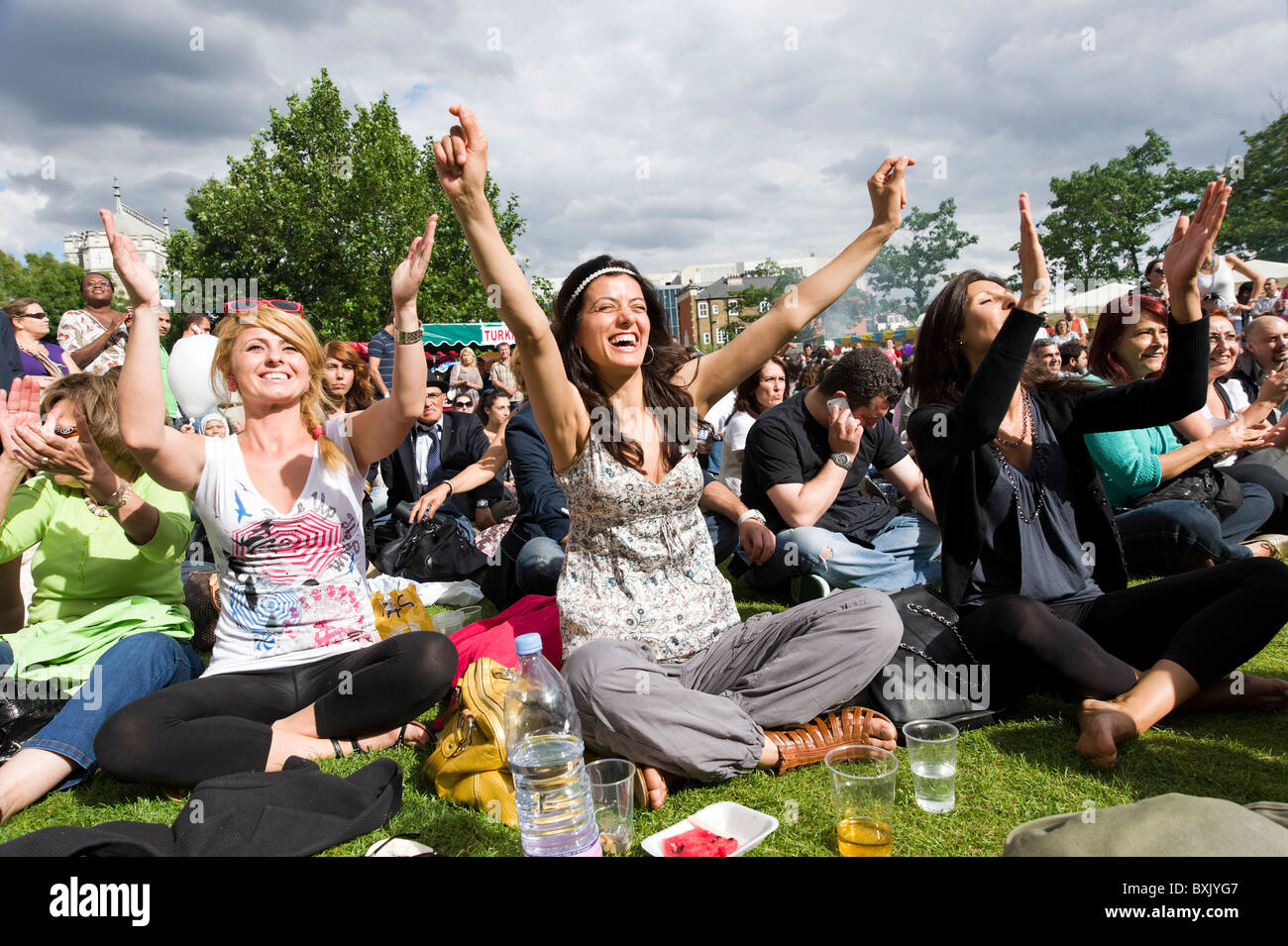 Las mujeres jóvenes se diviertan en un festival turco en el centro de Londres, Inglaterra, Reino Unido. Foto de stock