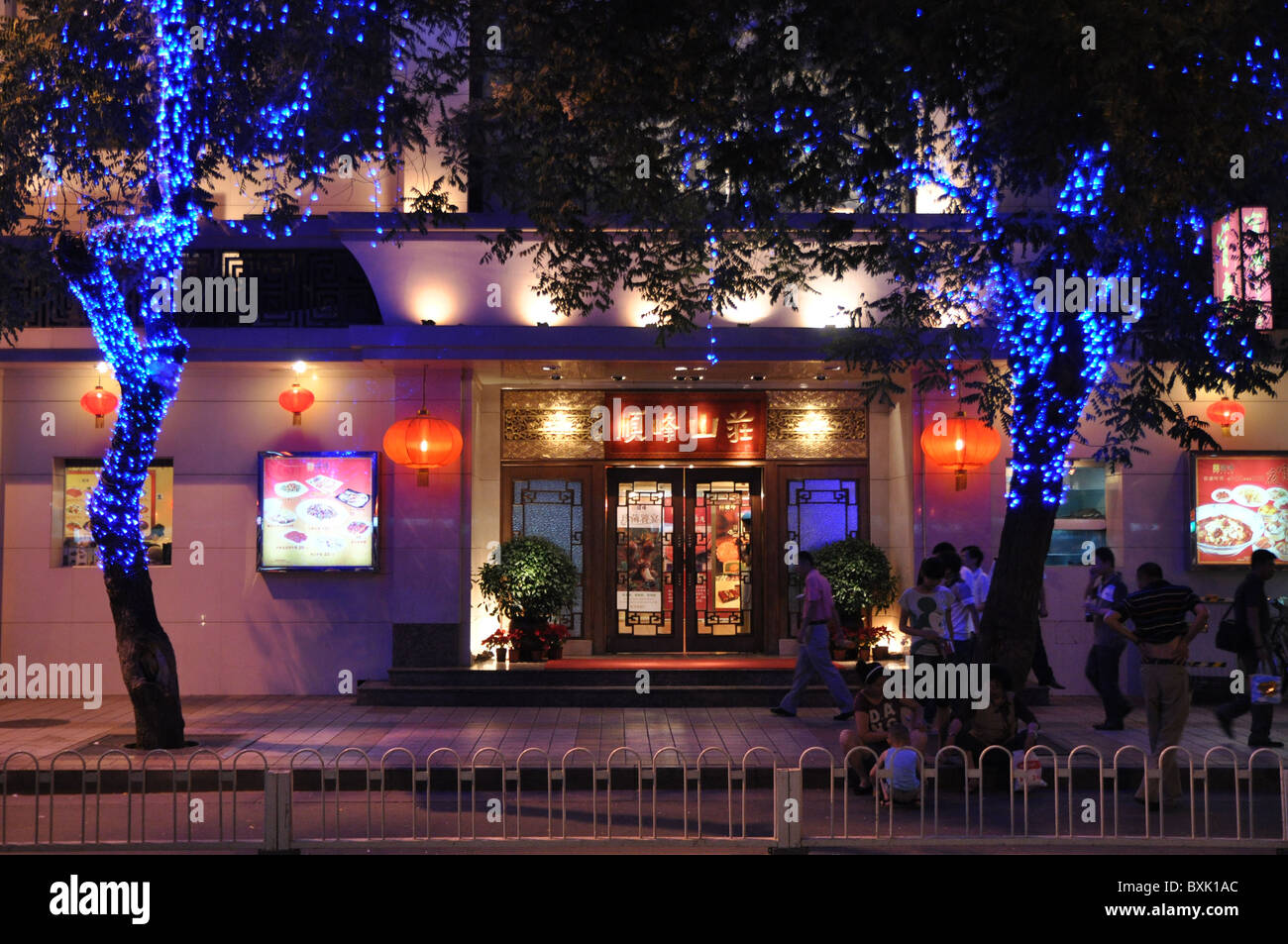 La vida en la calle, las luces azules, fachada, Beijing, China Foto de stock