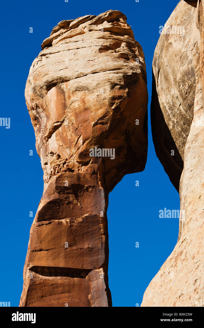 Un pilar de piedra arenisca independiente en Indian Creek Canyon, Utah, EE.UU.. Foto de stock