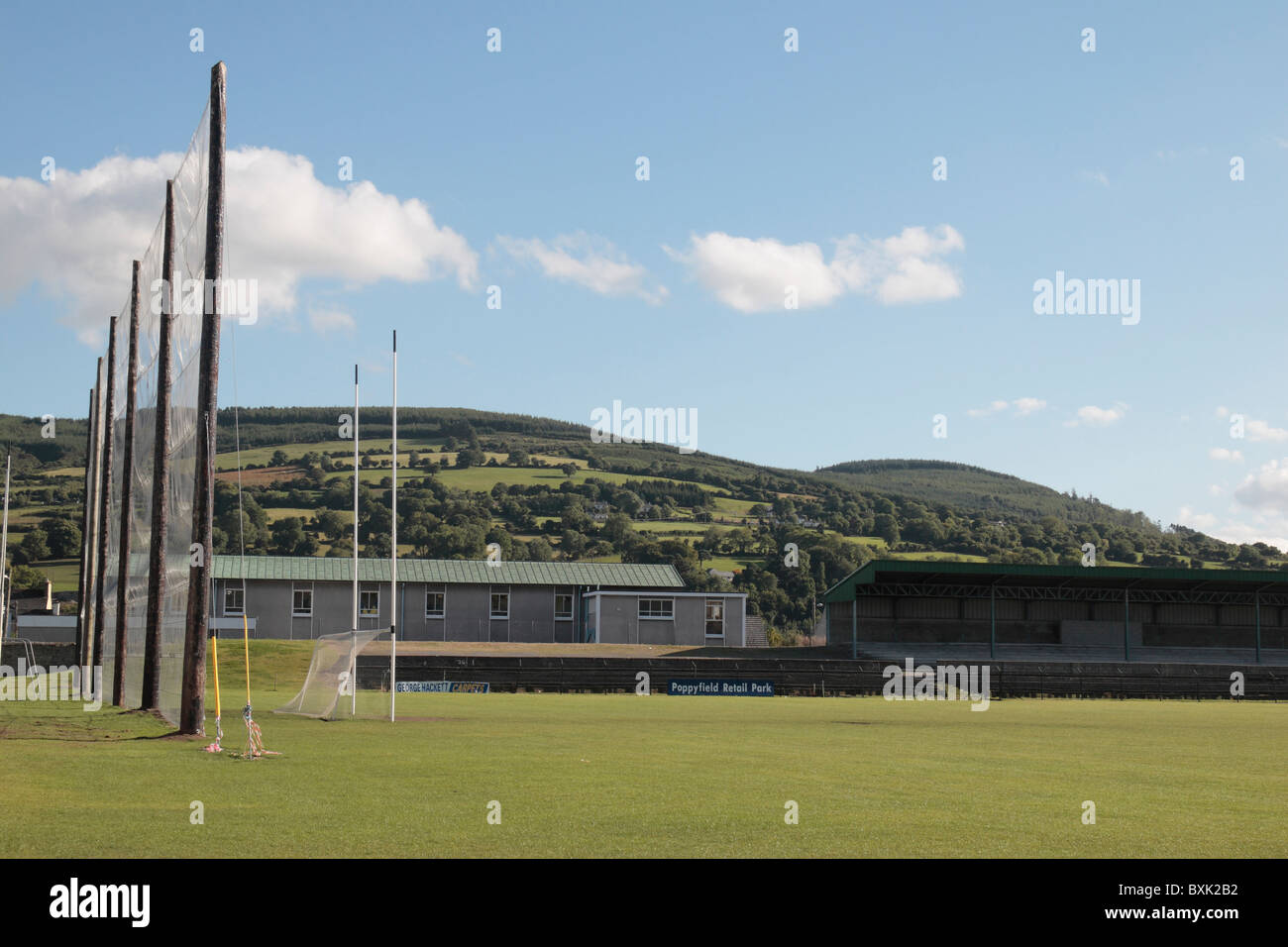 Objetivo puestos y red de protección en el campo de deportes, Clonmel Clonmel, Co Tipperary, Irlanda (Eire). Foto de stock