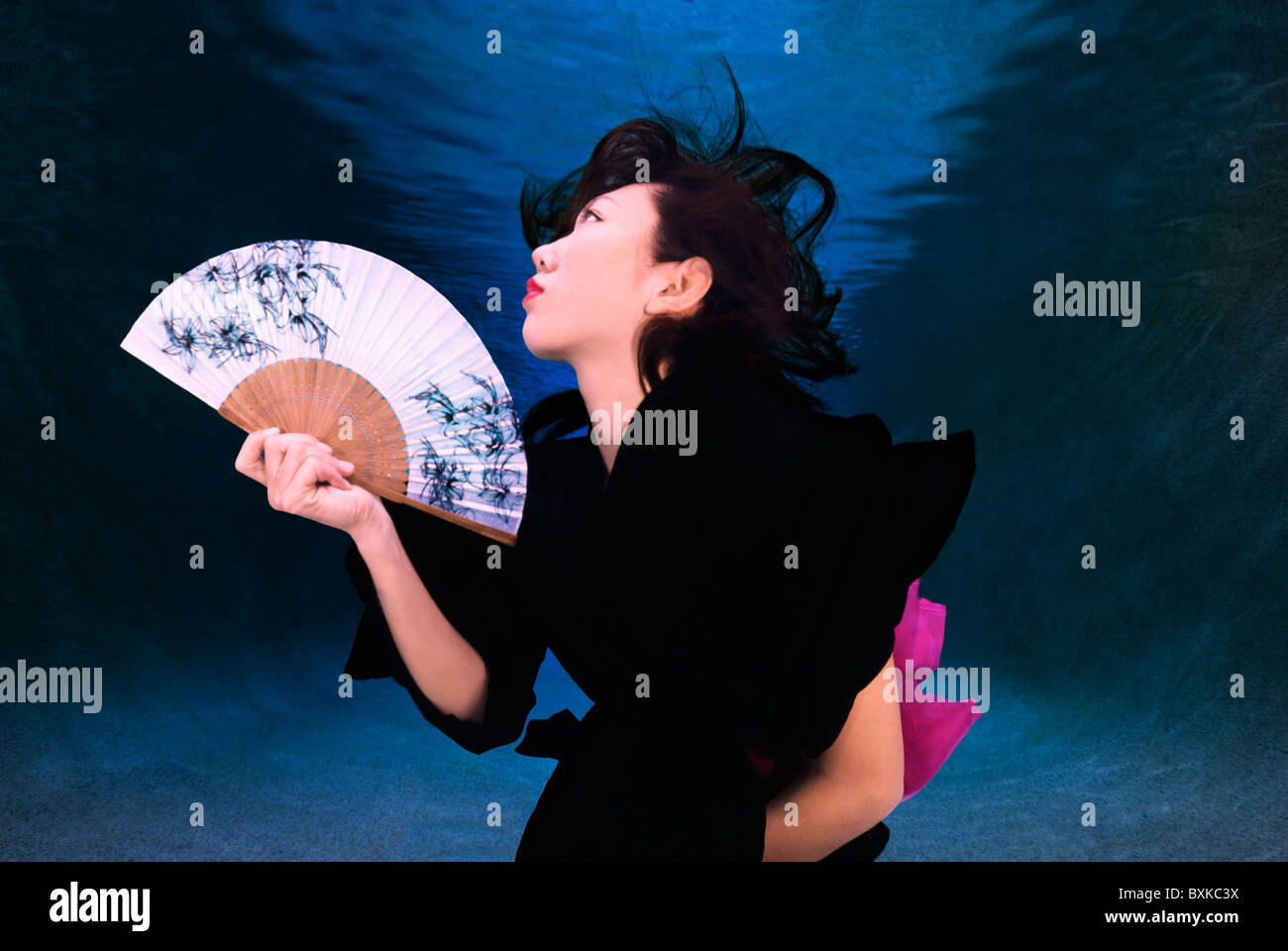 Mujer en Kimono sosteniendo un submarino del ventilador Fotografía de stock  - Alamy