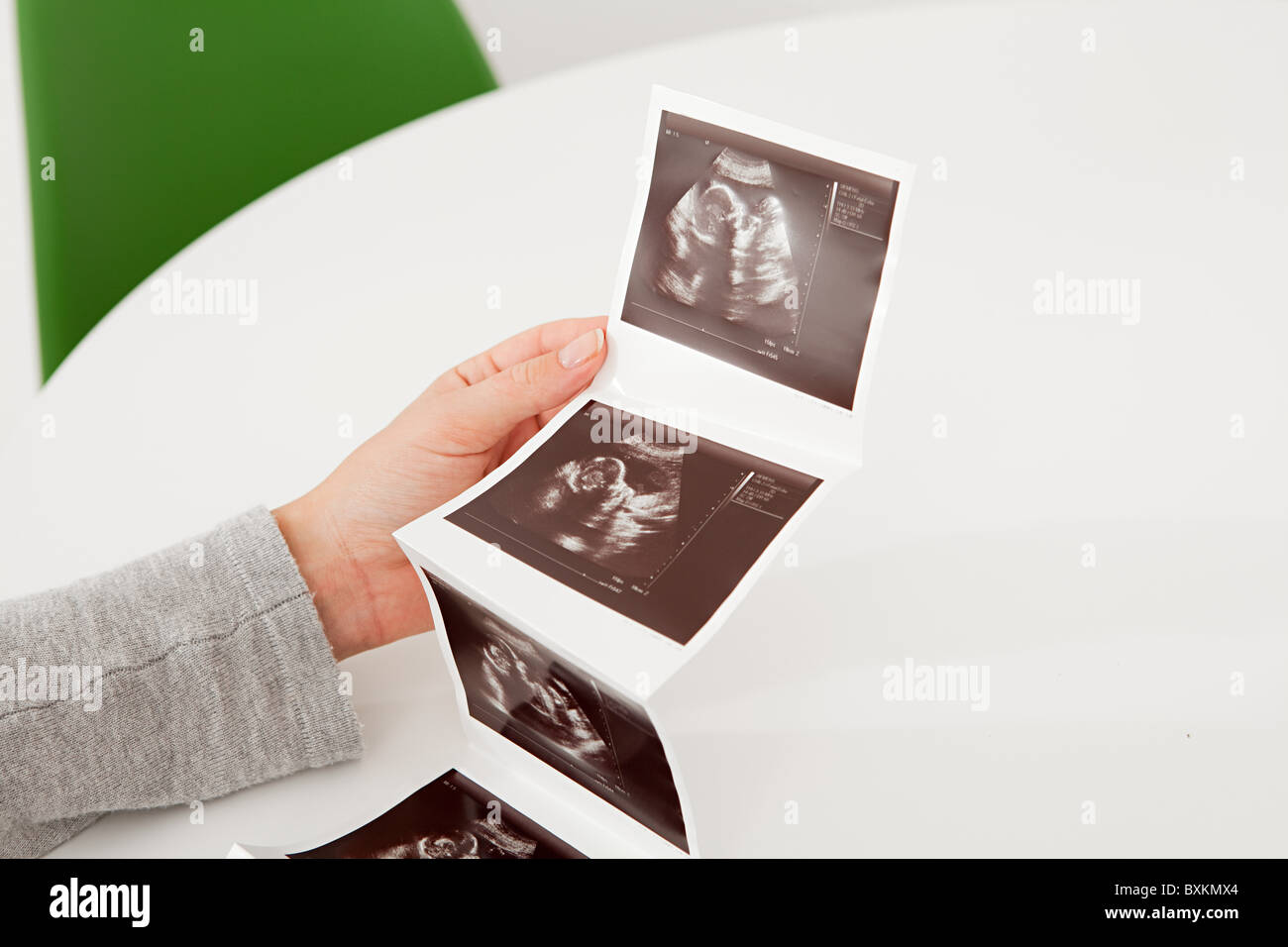 Mujer sosteniendo baby scan Foto de stock