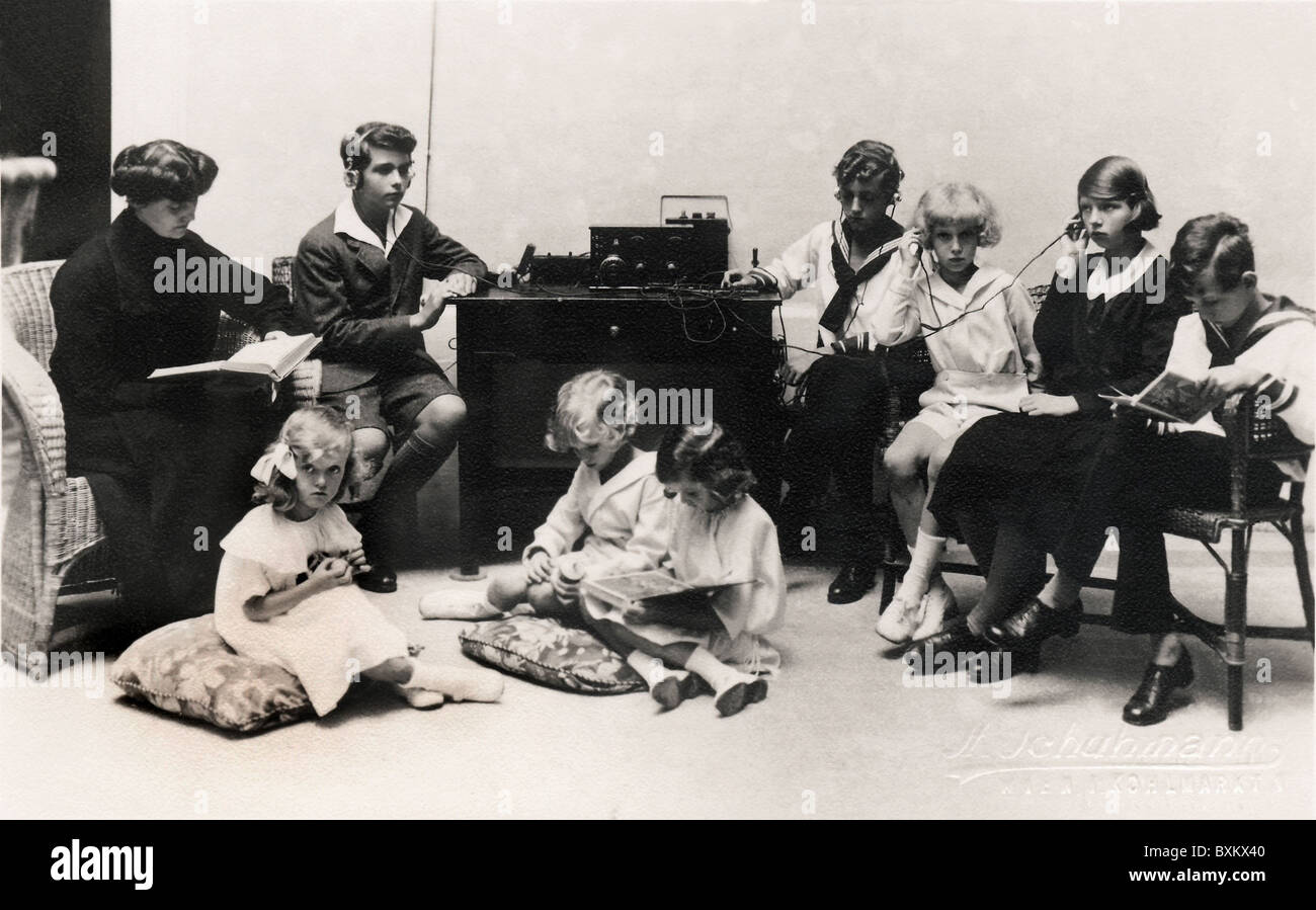 1920s listening radio fotografías e imágenes de alta resolución - Alamy