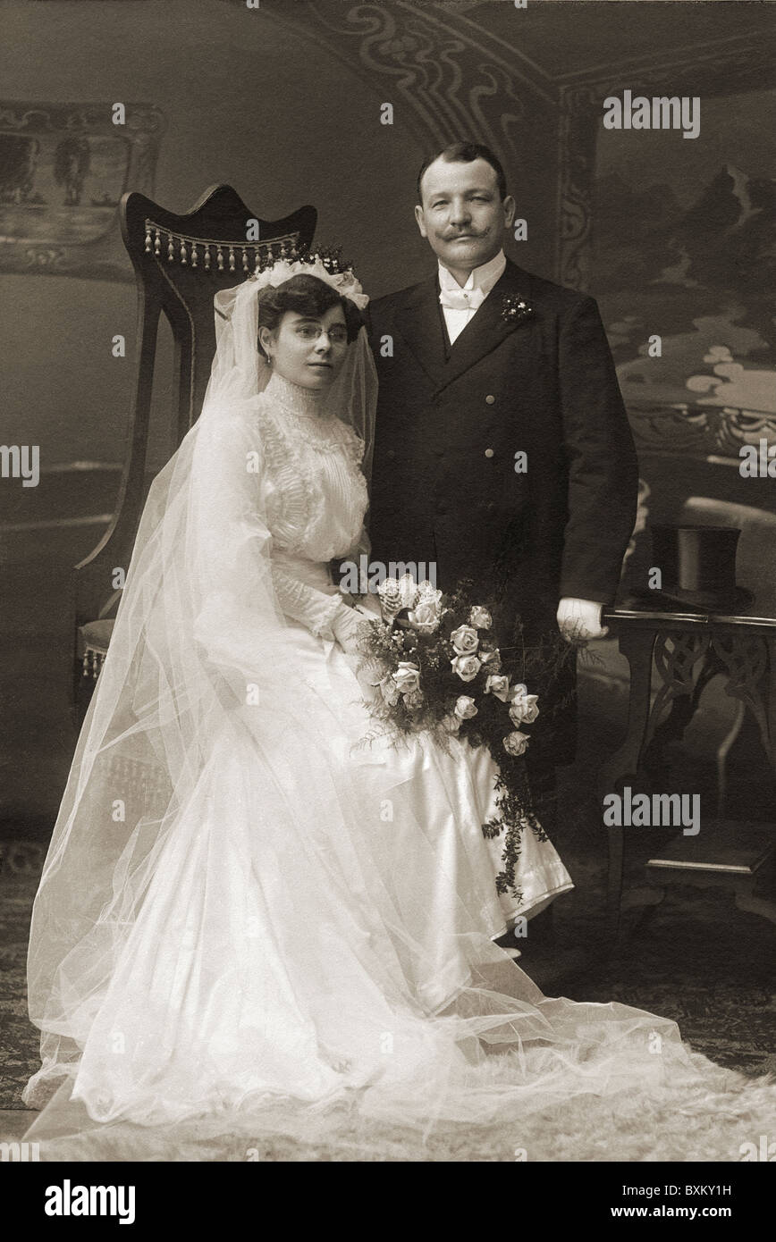 BERLIN, ALEMANIA - circa 1916: fotos de boda antiguas. retrato de pareja  casada. nostálgico con la imagen original de arañazos Fotografía de stock -  Alamy