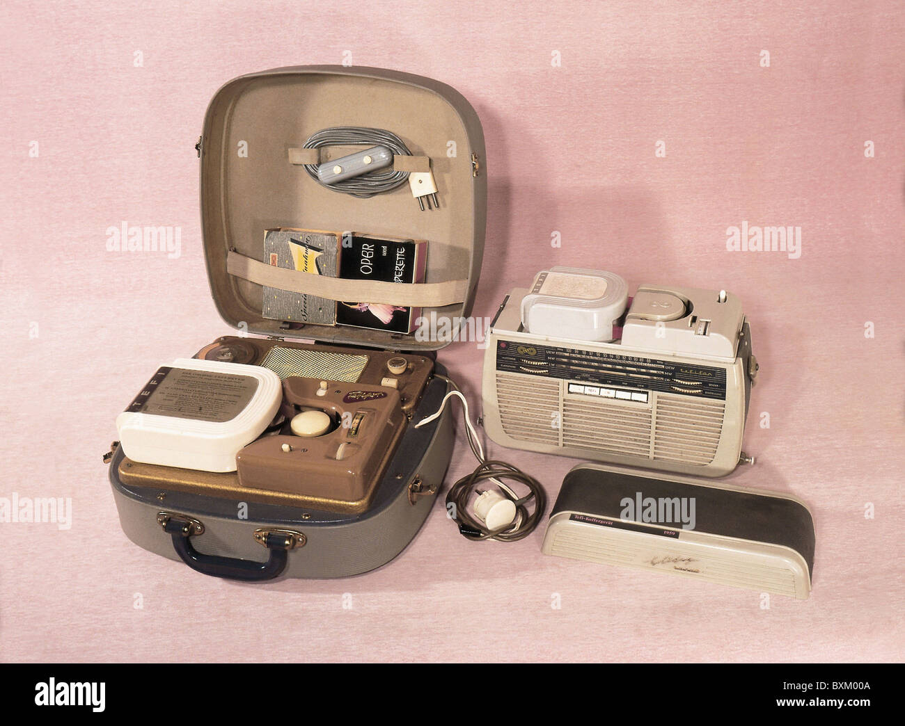 Radio portátil Tefifon 'U', Radio portátil Tefifon 'Holiday Luxus', 1956  -1960, Derechos adicionales-Clearences-no disponible Fotografía de stock -  Alamy