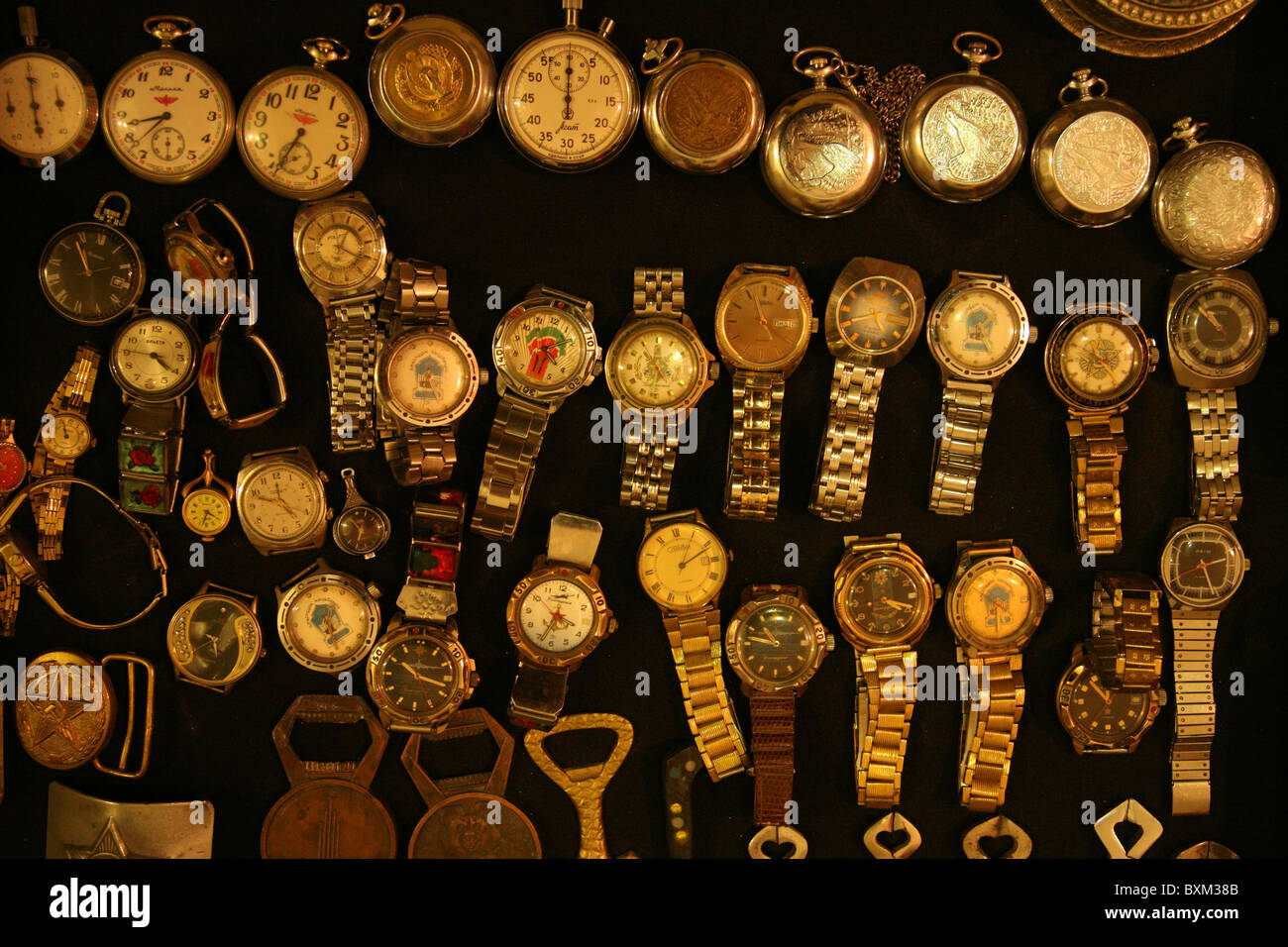 Relojes soviéticos en una tienda de souvenirs en Bujará, Uzbekistán  Fotografía de stock - Alamy