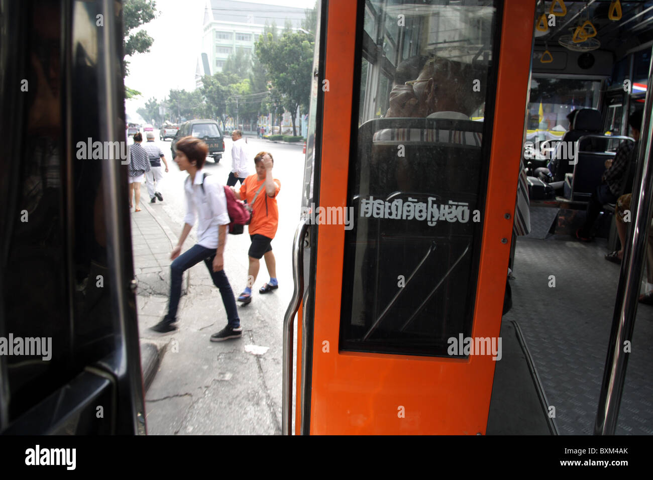 Ver en bus local en Bangkok Foto de stock