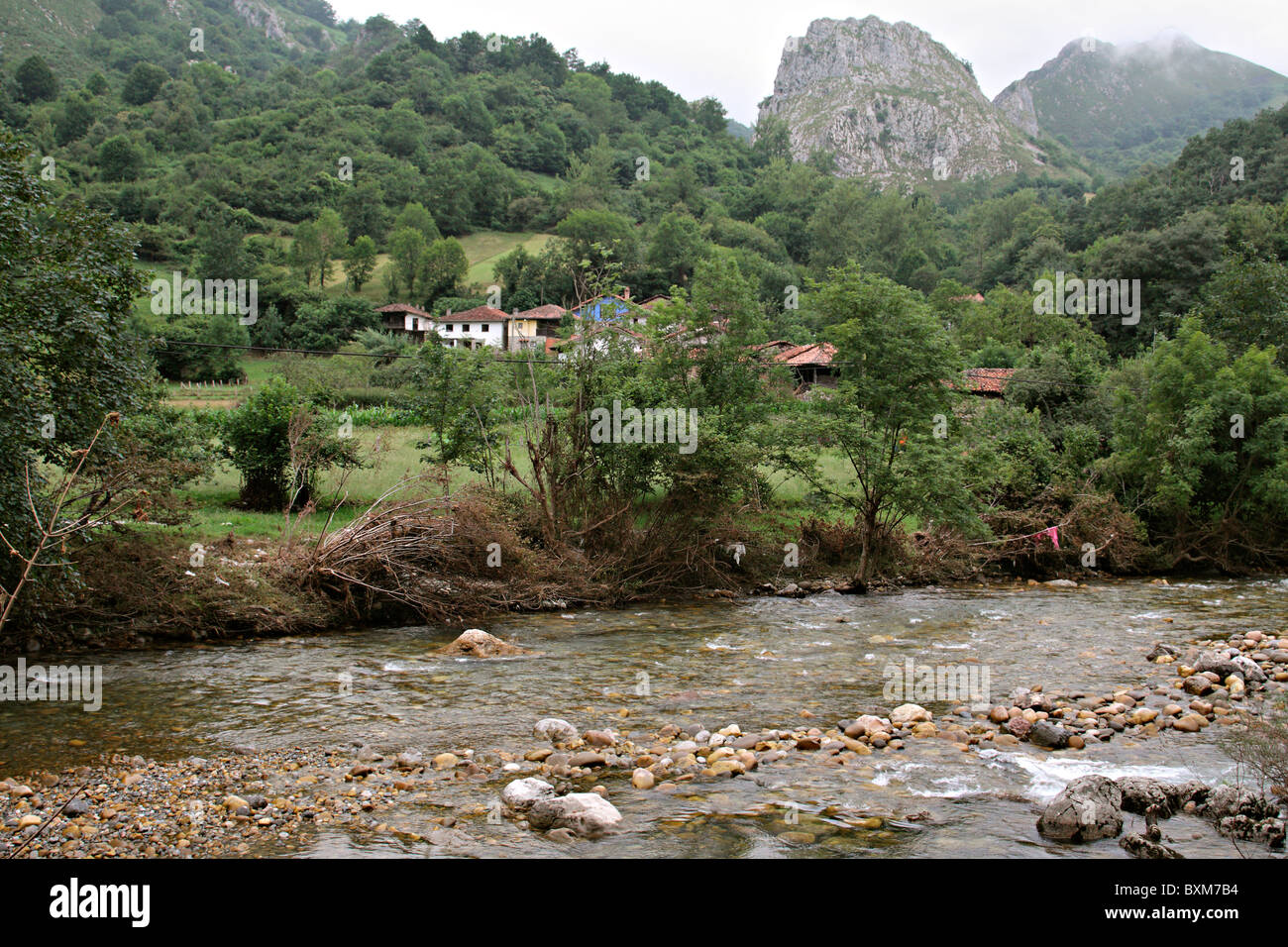Las inundaciones en Asturias en el río Sella - nivel de inundaciones cleary visible desde los escombros de inundación a lo largo del río Foto de stock