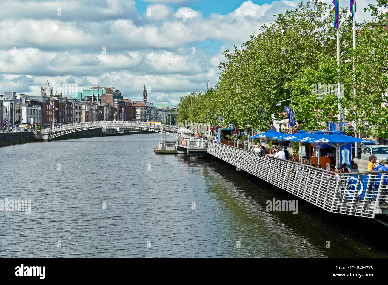 Ha'Penny Bridge (nombre oficial Liffey Bridge) abarcando Río Liffey en Dublín Irlanda Foto de stock
