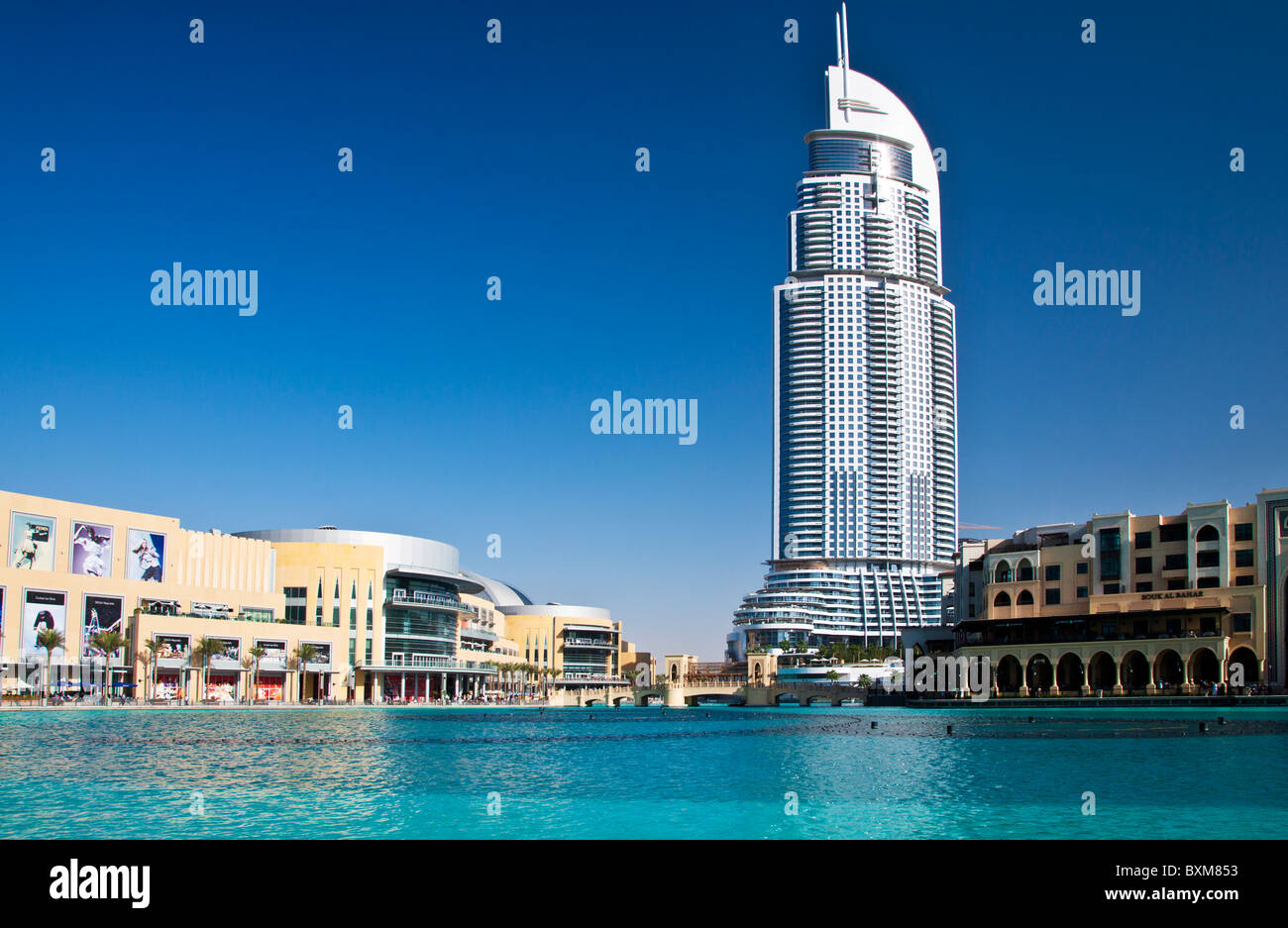 El centro comercial Dubai Mall y la dirección de un hotel de lujo de 5 estrellas Hotel y Souk Al Bahar, en el centro de Dubai, Emiratos Árabes Unidos, EAU Foto de stock
