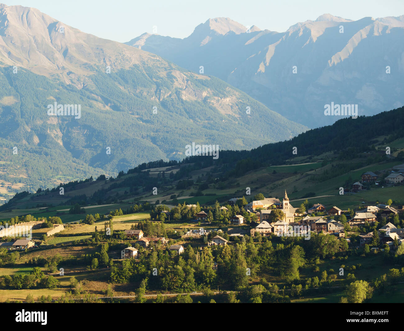 Les Orres, Hautes Alpes, Francia, un pintoresco pueblo a 1600m de altitud Foto de stock