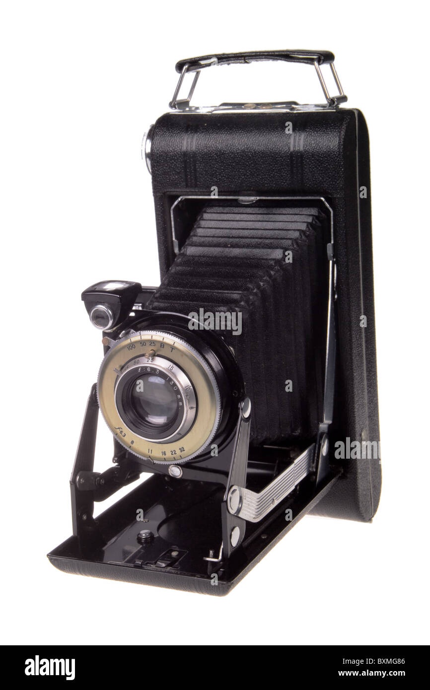 Carpeta de cámaras de película vintage de fuelle aislado sobre fondo blanco  Fotografía de stock - Alamy