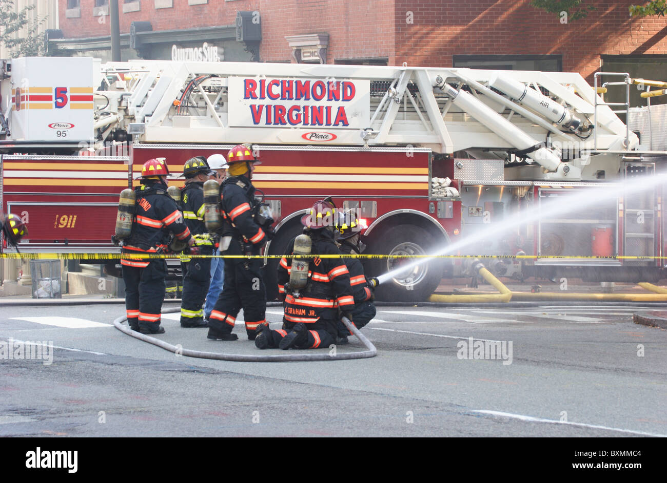 Bomberos combate de incendios y explosiones eléctricas subterráneas en Bank of America, Richmond, Virginia, 2010 Foto de stock