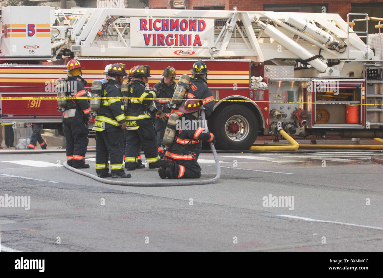 Bomberos combate de incendios y explosiones eléctricas subterráneas en Bank of America, Richmond, Virginia, 2010 Foto de stock