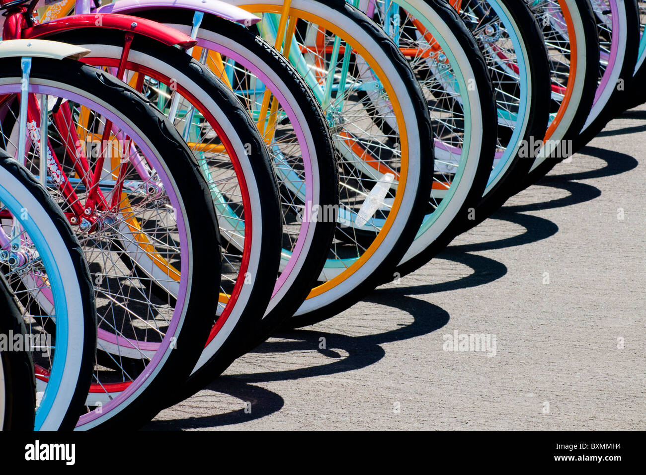 Ruedas de bicicleta de varios colores Fotografía de stock - Alamy
