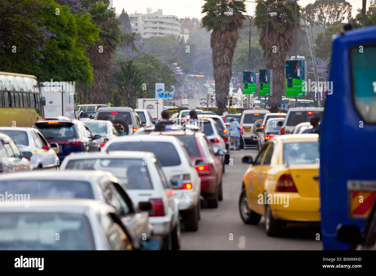 El tráfico pesado en Nairobi, Kenia Foto de stock