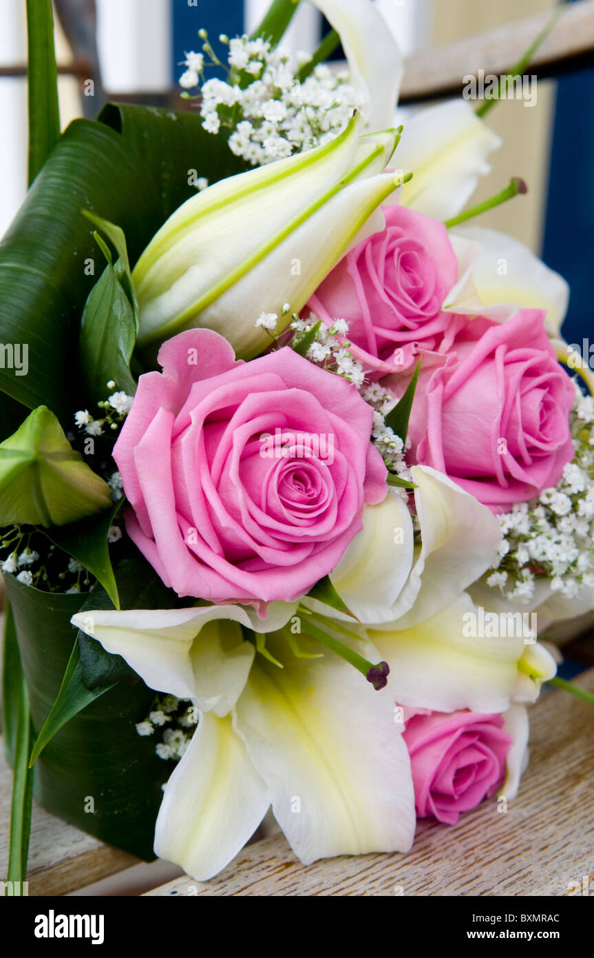 Lilis y rosas rosas en un ramo de boda Fotografía de stock - Alamy