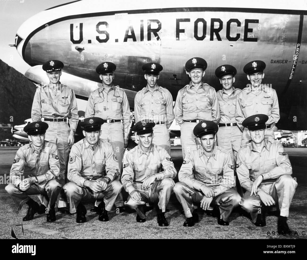 Unas pocas horas después de que fueron liberados por los comunistas chinos, once miembros de la tripulación de un B-29 Superfort derribado en enero Foto de stock
