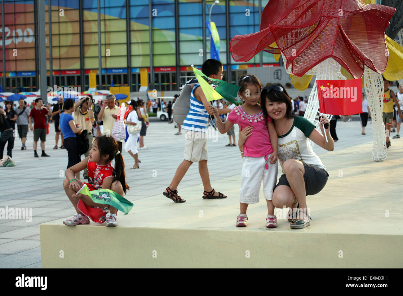 Madre e hija posando para fotografiar dentro del complejo olímpico, Juegos Olímpicos, Pekín, China Foto de stock
