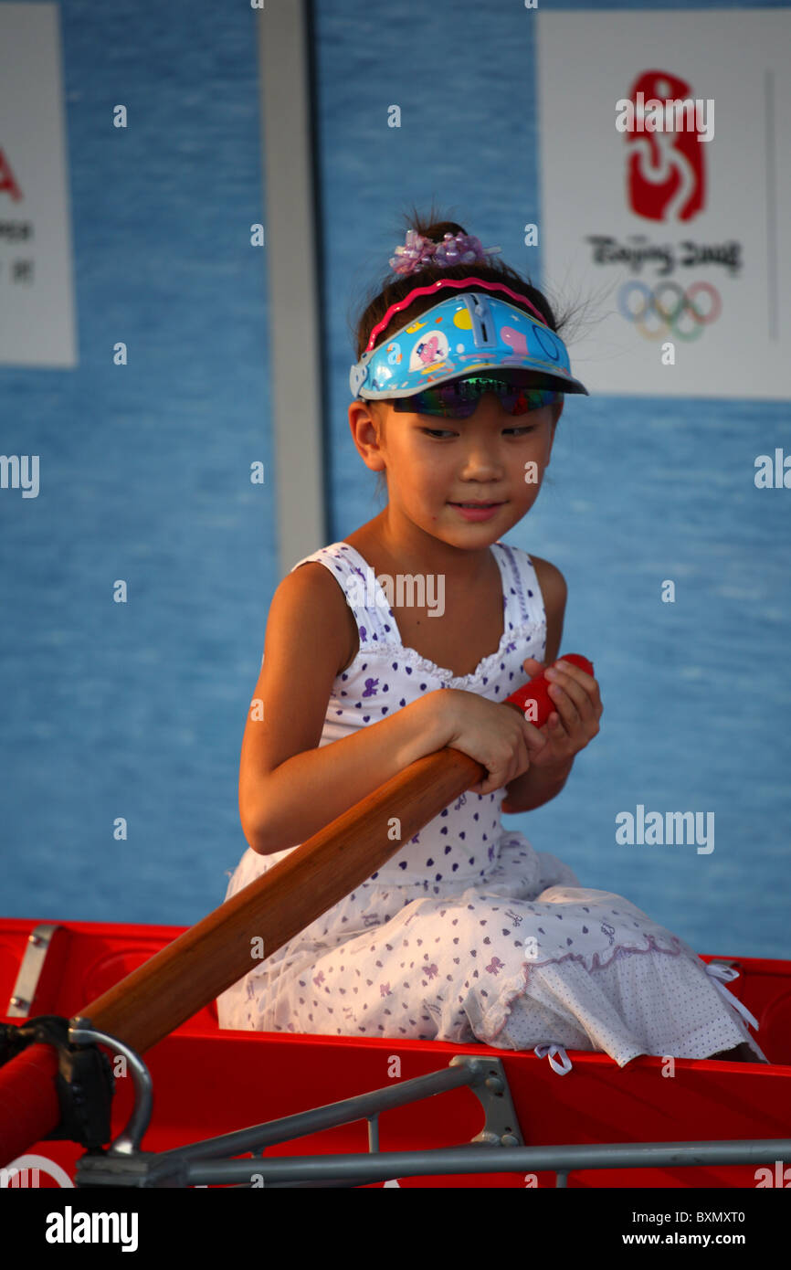 Niña china en bote a remo en el Parque Olímpico, los Juegos Olímpicos de Beijing, China Foto de stock