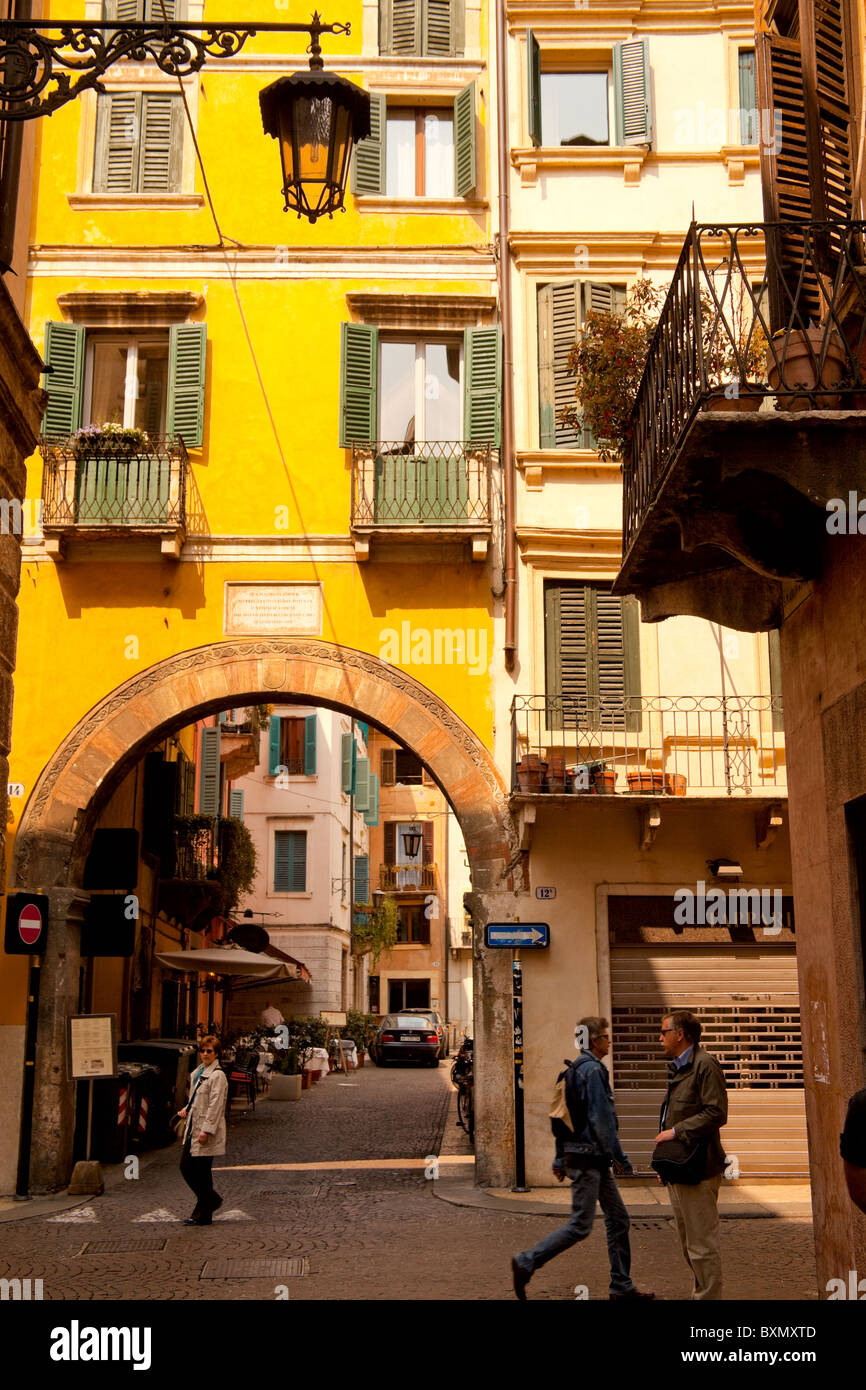 Calle trasera en Verona y el edificio de apartamentos. Foto de stock