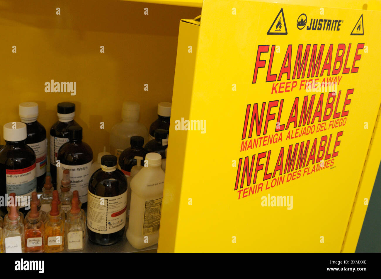 Armario de almacenamiento de productos químicos inflamables Foto de stock