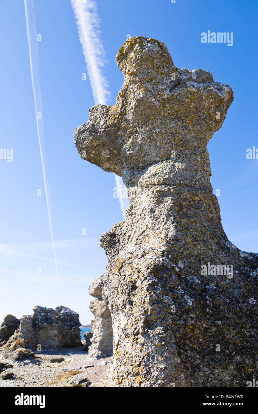 Formaciones de piedra caliza, mar-pilas, en Folhammar, Gotland, SUECIA. Foto de stock
