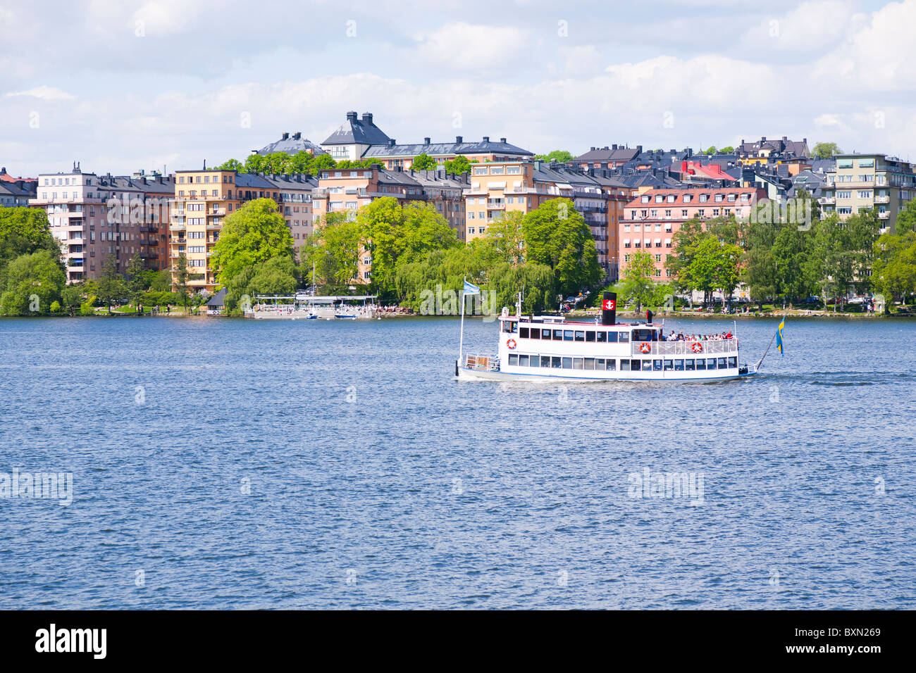 Barco de pasajeros en su camino a Drottningholm, en frente de la Isla de Kungsholmen en Estocolmo, Suecia. Foto de stock