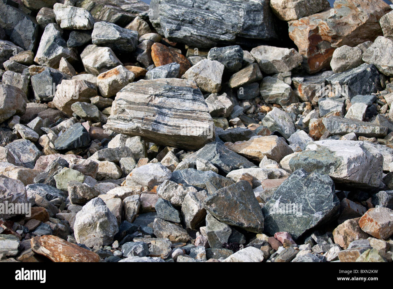 Las rocas sedimentarias como parte de las defensas marítimas en el Condado de Wexford, Irlanda Foto de stock