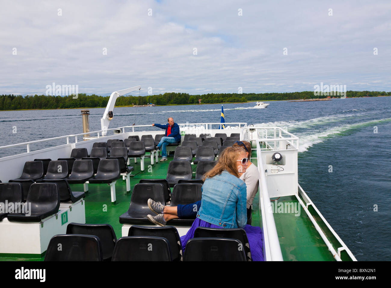 Los pasajeros de un barco en el "archipiélago de Estocolmo, Suecia. Foto de stock