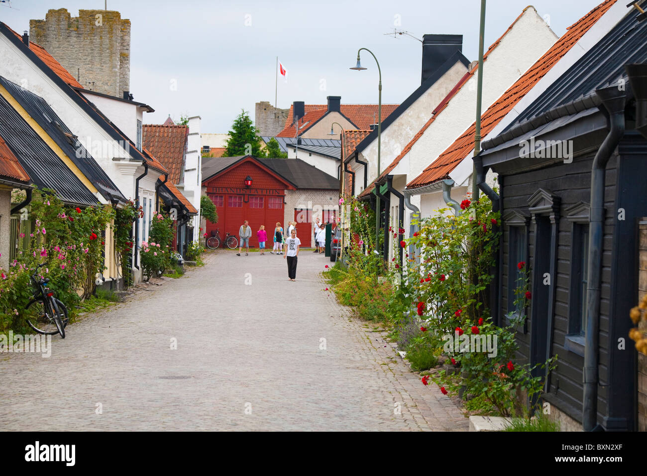 Calles empedradas en el Patrimonio Mundial de la Unesco, la ciudad de Visby, Gotland, SUECIA. Foto de stock
