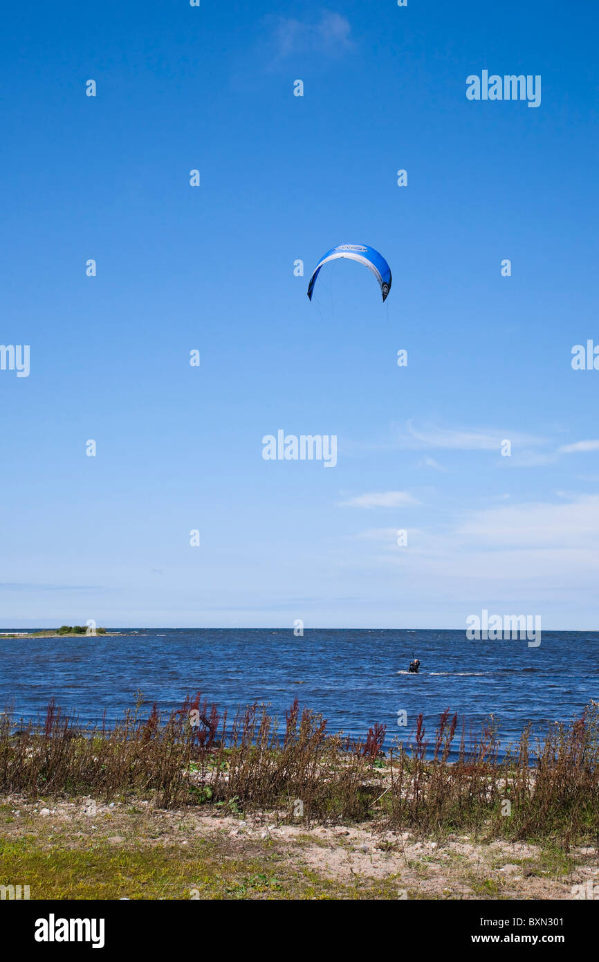 Kitesurfer en la costa fuera Kovik, Gotland, SUECIA. Foto de stock
