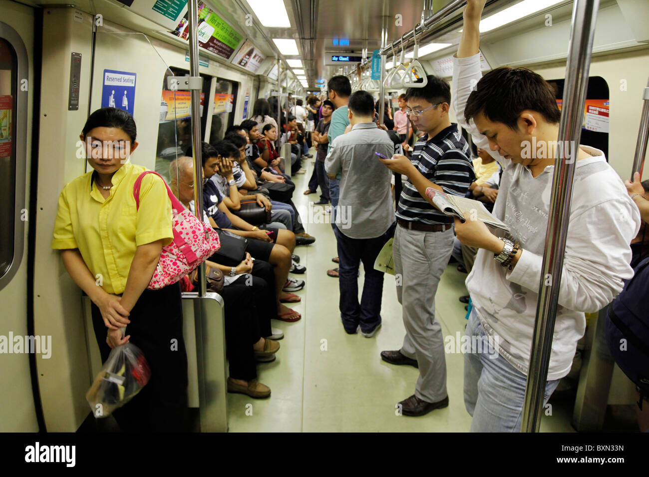 Singapur: pasajeros en un automóvil de MRT (Mass Rapid Transport) sistema de tren subterráneo Foto de stock