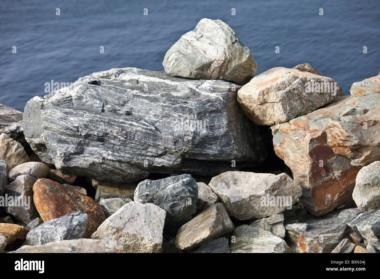 Las rocas sedimentarias como parte de las defensas marítimas en el Condado de Wexford, Irlanda Foto de stock