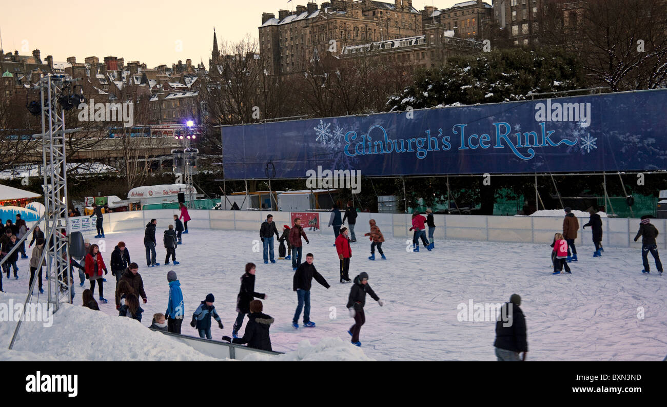 Edimburgo, la pista de patinaje sobre hielo durante el invierno, festividades, Escocia, Reino Unido, Europa Foto de stock