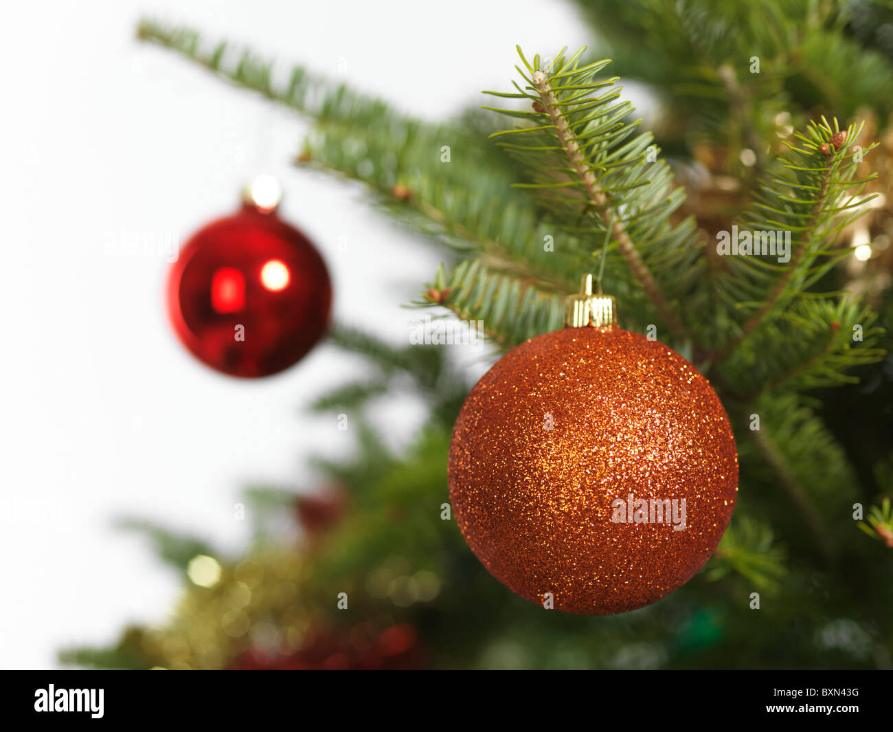 Colorido ornamento en un árbol de Navidad aisladas sobre fondo blanco. Foto de stock