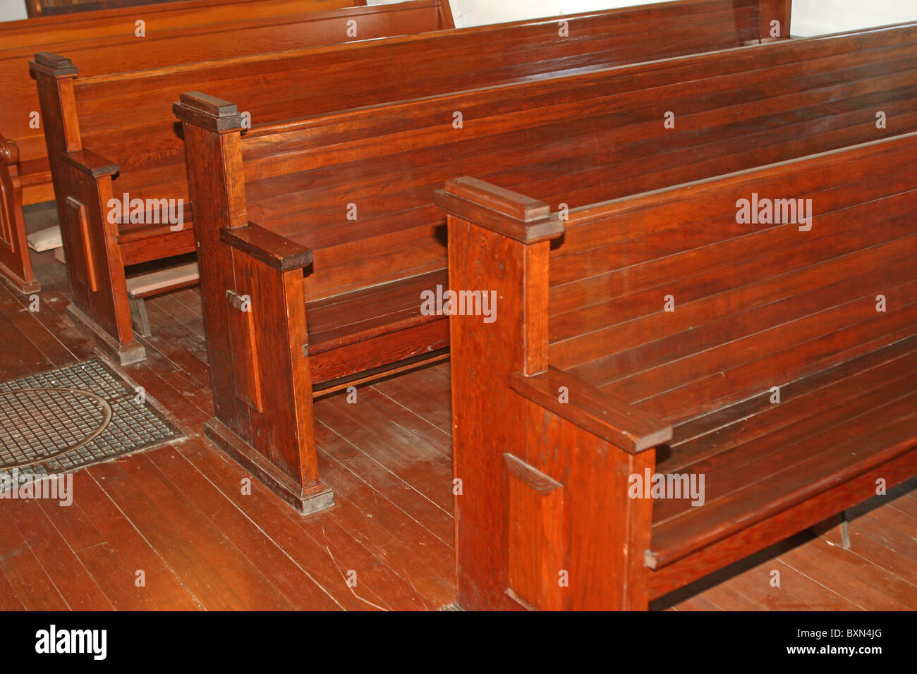 Banco de madera de la iglesia fotografías e imágenes de alta resolución -  Alamy