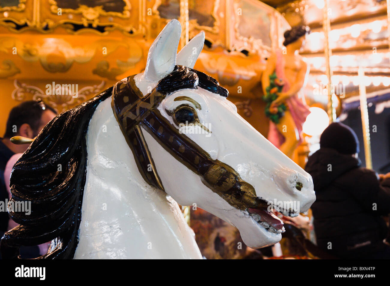 Roma, foto nocturna cerca de antiguos merry go round cabeza de caballo en la Piazza Navona mercado de Navidad. Foto de stock