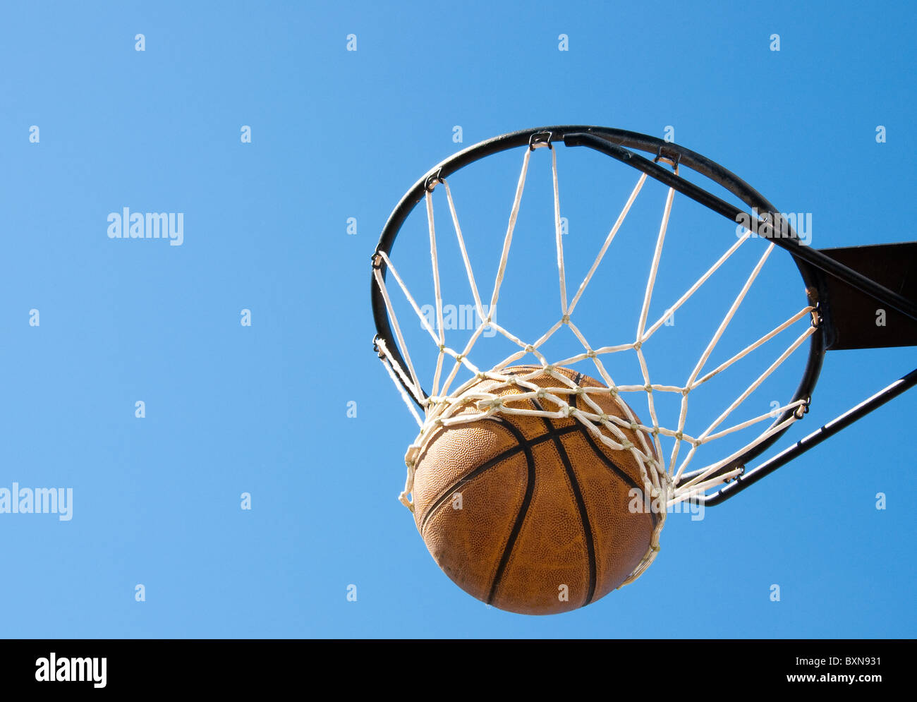 Baloncesto en la red - el concepto abstracto de éxito, alcanzando los objetivos personales Foto de stock