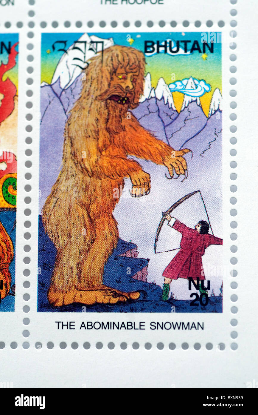 Un sello de Bhután muestra un yeti o abominable hombre de las nieves--country folk que creen que existe, junto con un arquero teniendo como objetivo Foto de stock