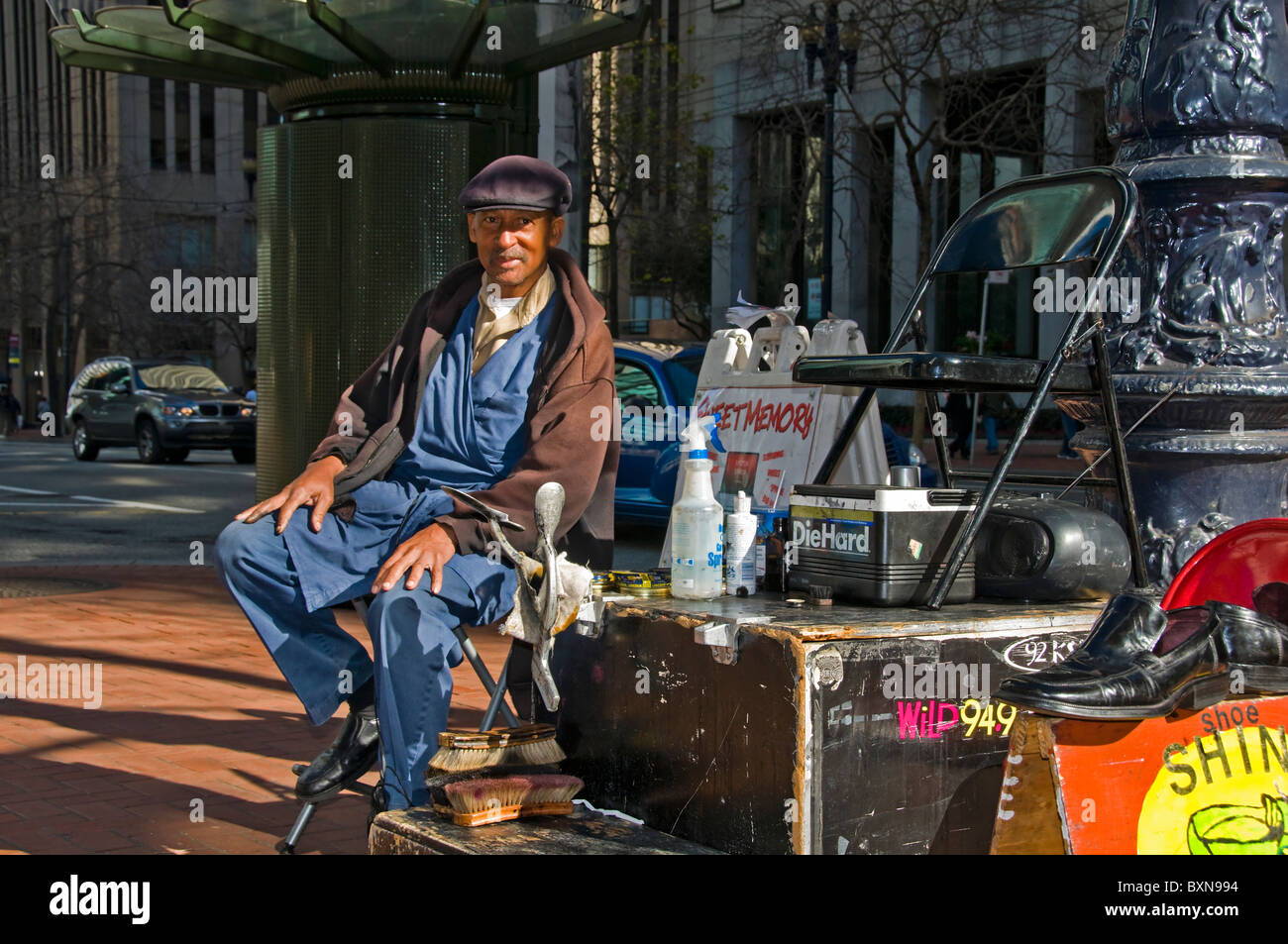 Hombre negro étnico limpiando zapatos en Market Street, en el centro de San Francisco CA USA Foto de stock