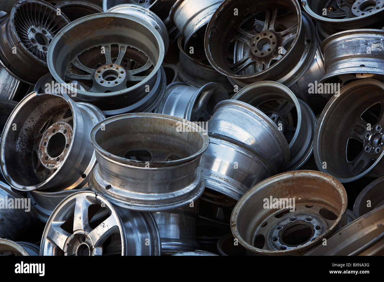 Viejas llantas de coches y camiones son pile, listos para ser reciclados  Fotografía de stock - Alamy