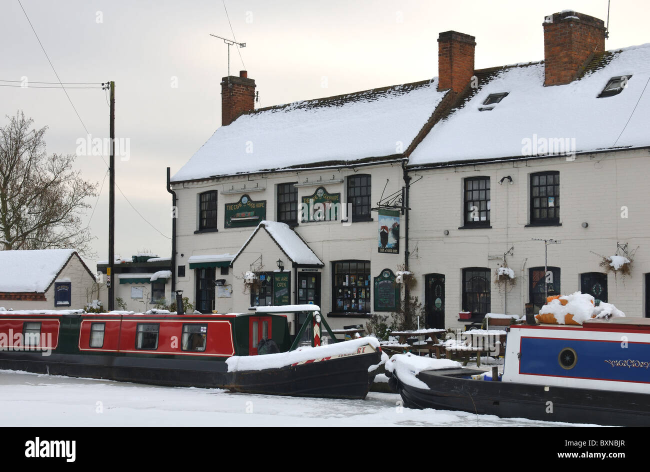 El Cabo de Buena Esperanza, pub y Grand Union Canal en invierno con nieve, Warwick, Reino Unido Foto de stock