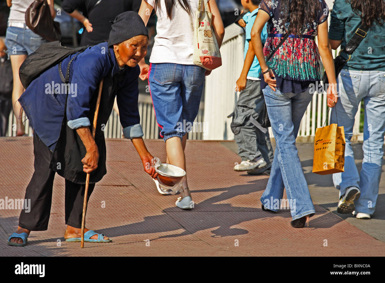 Mujer Mayor Pidiendo Limosna Fotografías E Imágenes De Alta Resolución Alamy 8339