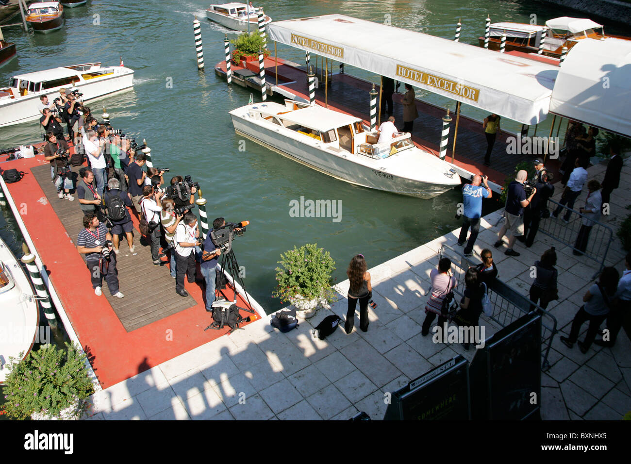 Una vista general de la zona del Lido, en Venecia como miembros de los medios de comunicación esperan celebridades fuera del hotel excelsior durante el Festival de cine eVenice Foto de stock