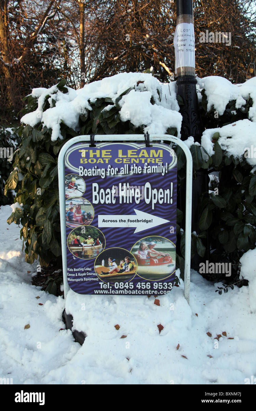Publicidad firme Alquiler de barcos en condiciones extremas de nieve Foto de stock