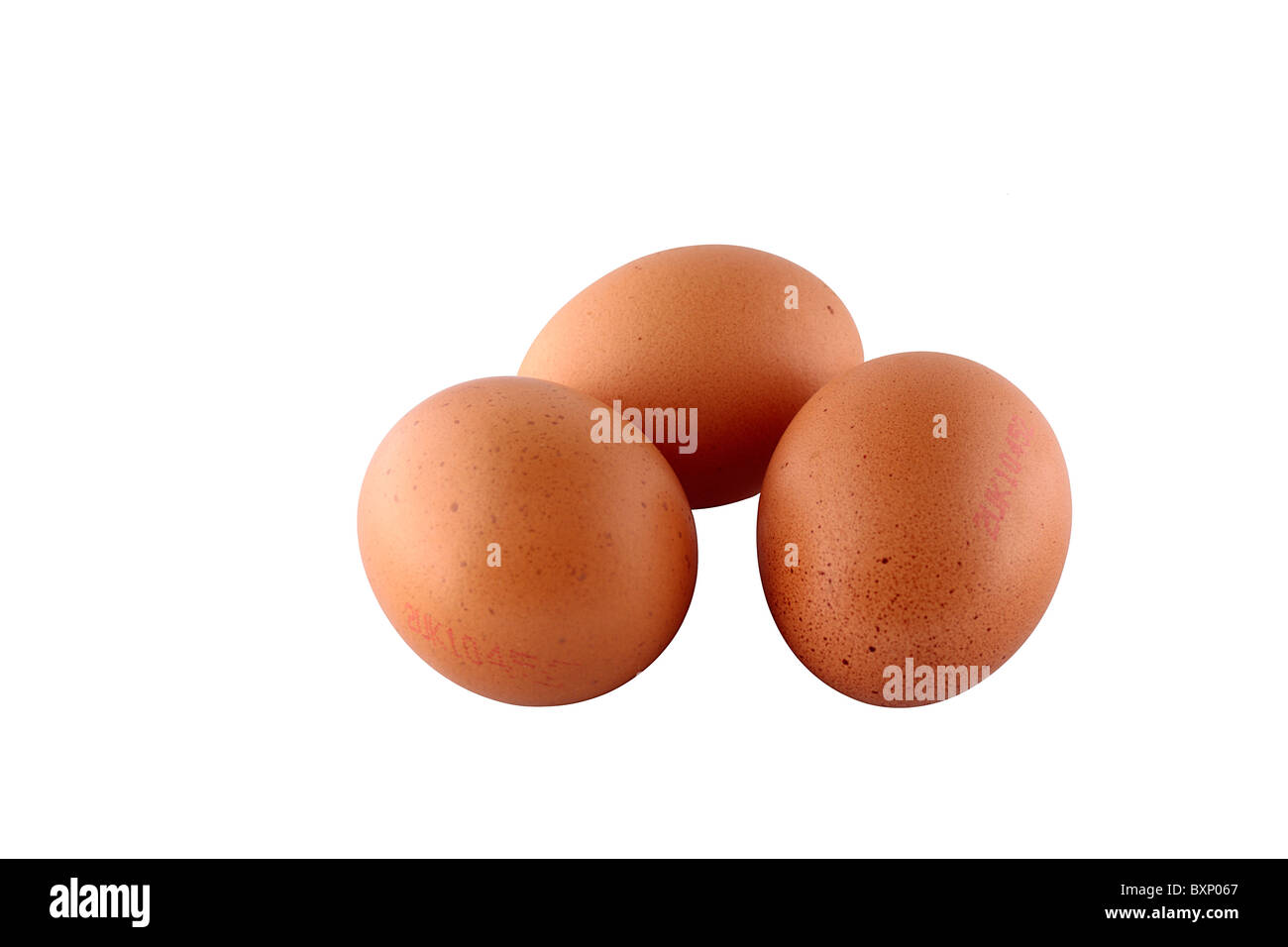 Tres huevos de pollo aislado sobre fondo blanco. Foto de stock